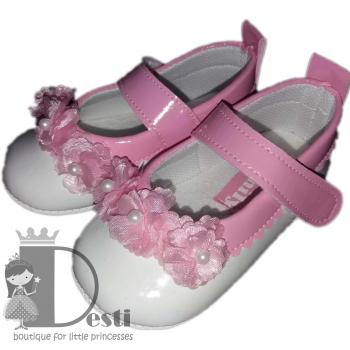 Кожени меки обувки с цветчета