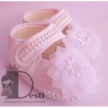 Меки бели обувки