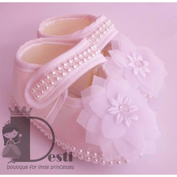 Меки бели обувки