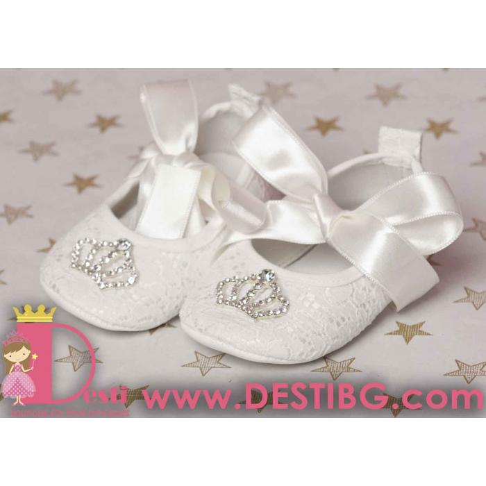 Меки бели обувки с корона