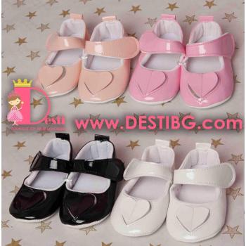 Лачени обувки със сърца