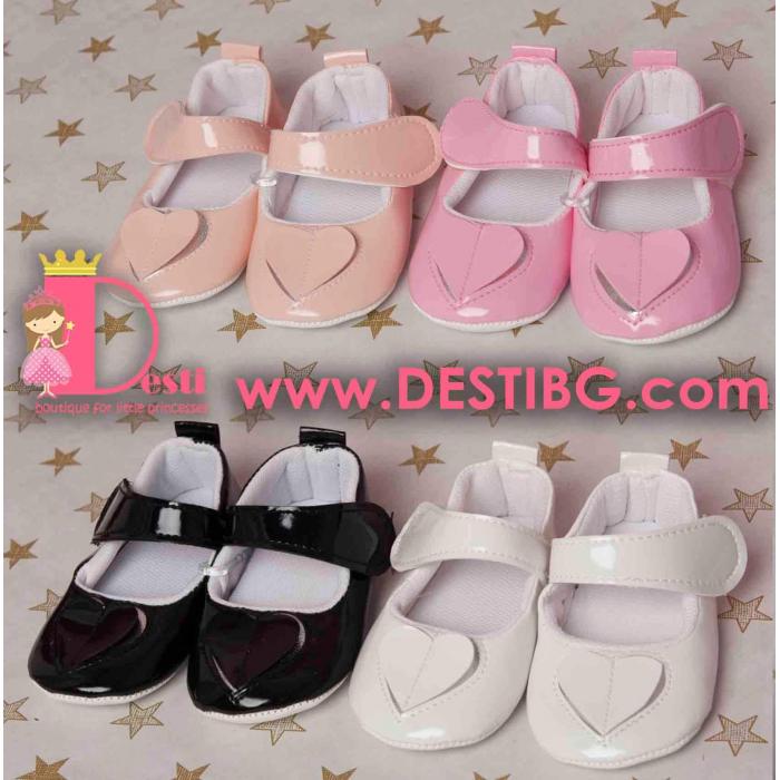 Лачени обувки със сърца