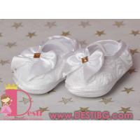 Меки бели обувки с панделка