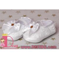 Меки бели обувки с панделка