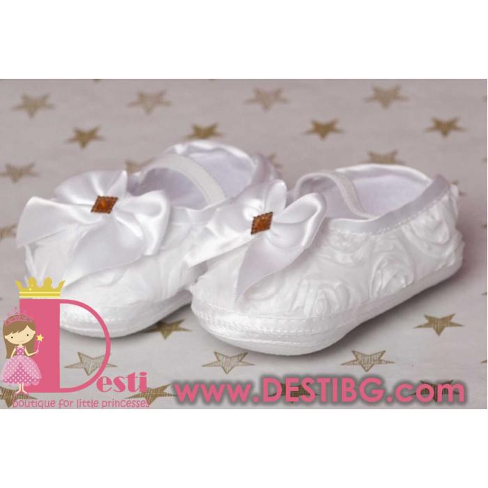 Меки бели обувки с панделка